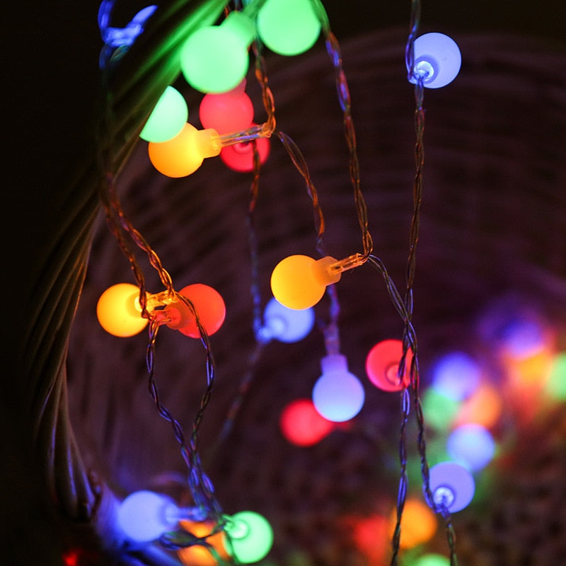 Augone Guirlande Lumineuse Boule Coton LED USB, 5.6 M 20 LED 8 Modes avec  Télécommande Minuterie, pour décoration de Balcon, Noël, Mariage, Fête,  Chamber : : Luminaires et Éclairage